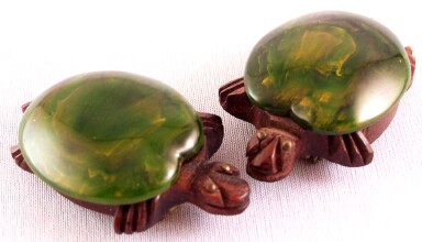 BP142 pr green bakelite/wood turtle dress clips